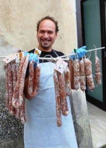Der stolze Salami-Metzger aus Chiaramonte Gulfi