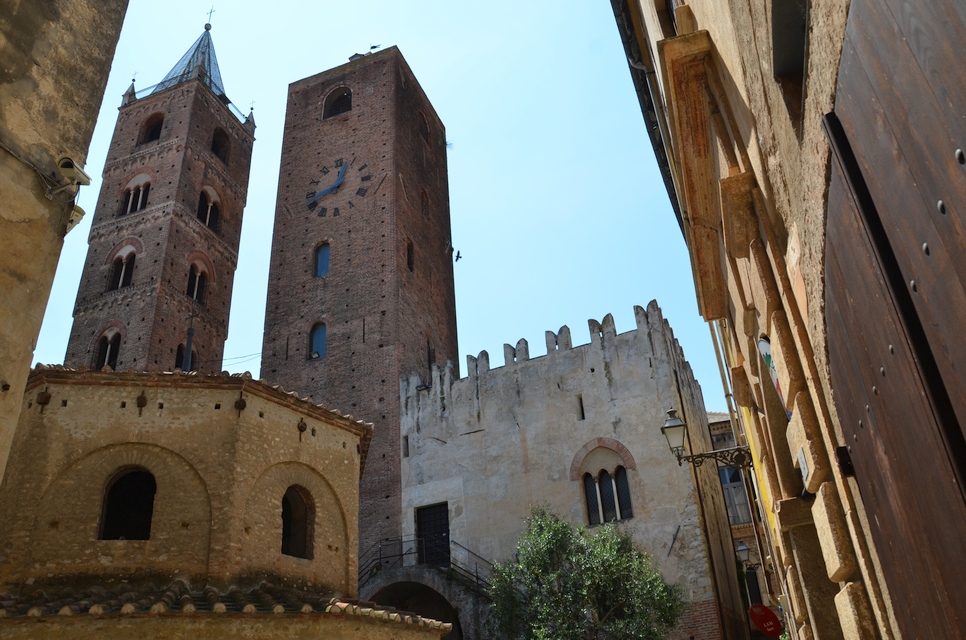 Die 100 Türme von Albenga und der Piatto Blu