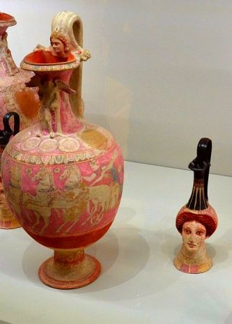 Fantasievolle Formen der Keramik aus Canosa