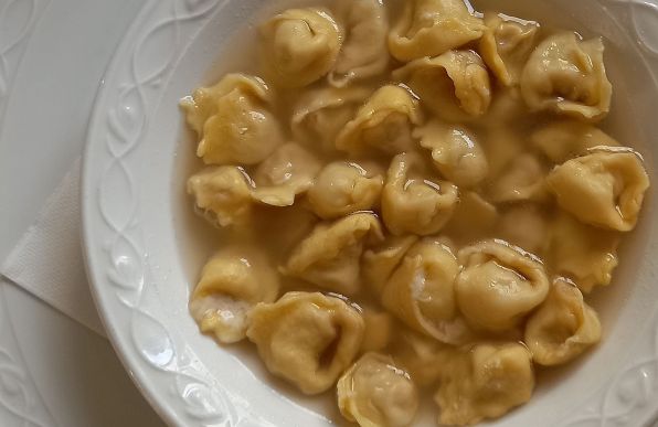 Bologna, Teller Tortellini in Fleischbrühe gekocht,  Foto Ivana Tamai