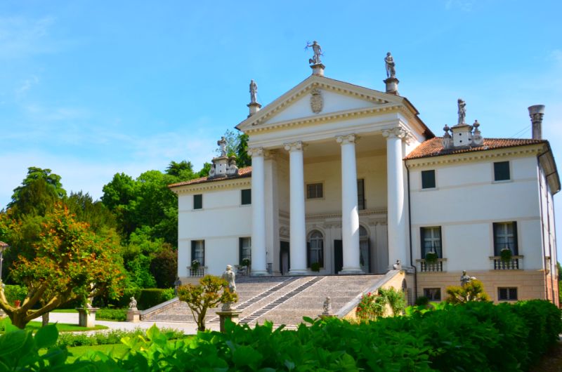 Fröhlich und liebevoll: Besuch in der herrlichen Villa Sandi