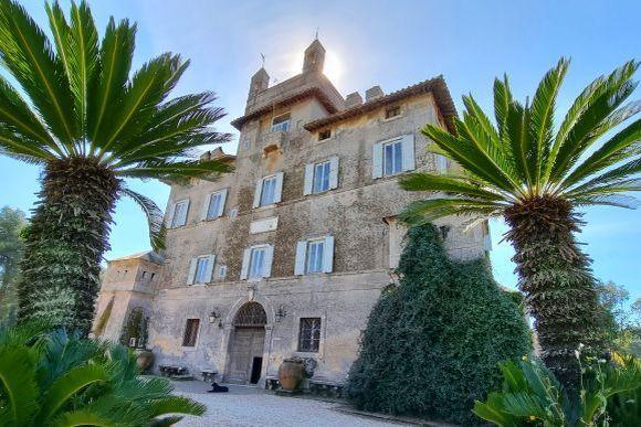 Castello Chigi, ein Schloss im Pinienwald