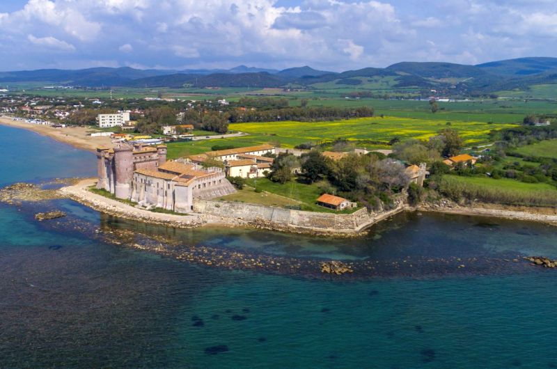 Santa Severa, ein Schloss, in dem sich das Meer verliebt hat