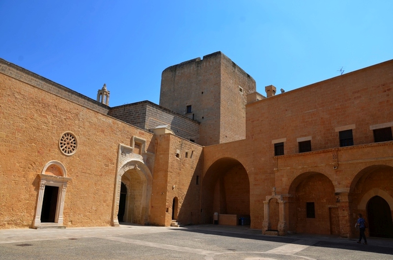 Ein Schloss und ein Heiliger: Copertino im Salento (Apulien)