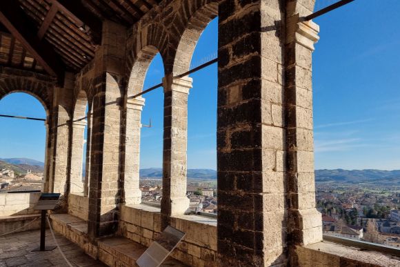 Gubbio, ein Spaziergang durch Olivenhaine und Weinberge