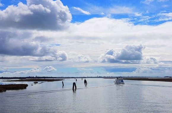 Italien neu entdecken: Bootsurlaub auf der Lagune von Venedig