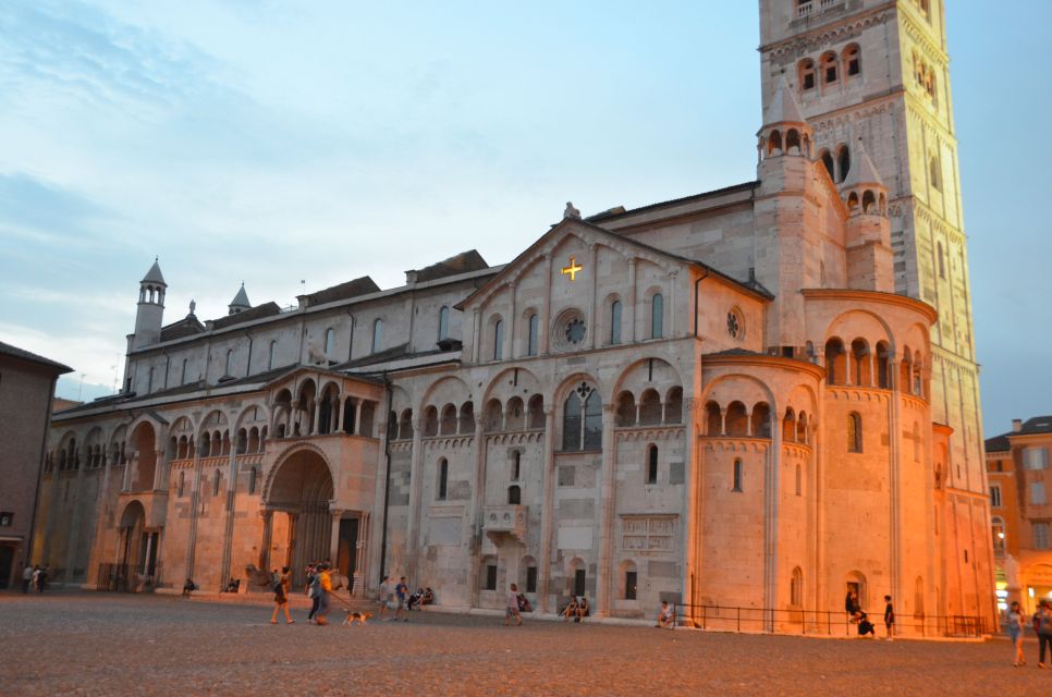 Modena: Piazza Grande bei Sonnenuntergang