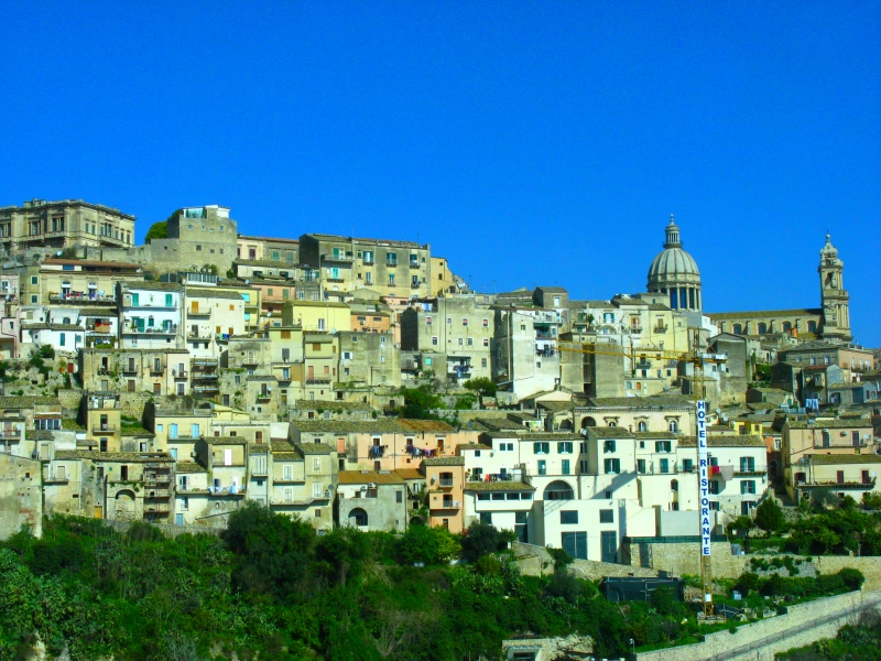 Sizilien: Ragusa, die Stadt,die von der barocken Kathedrale gekrönt wird