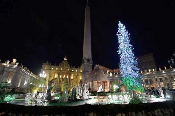 Petersplatz: Krippe und Weihnachtsbaum eingeweiht