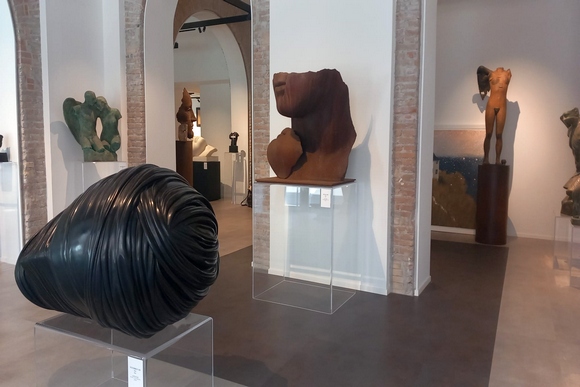 Teldil Art Gallery: Eine Kunstgalerie, die wie ein kleines Museum wirkt
